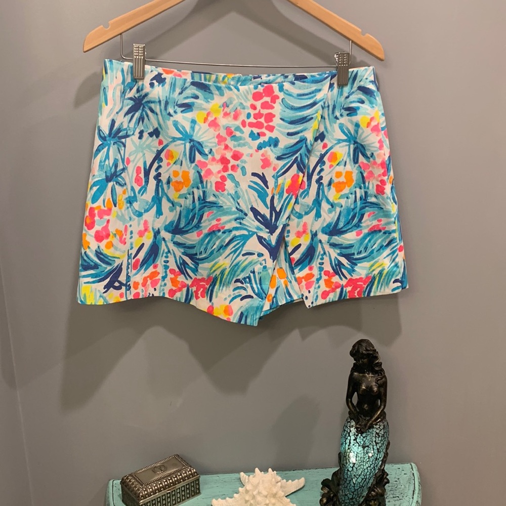 Lilly Pulitzer size 6 skort in front and shorts from the back